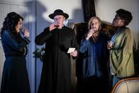 Father Brown – v.r.) und Dione Moon (Estella Daniels, r.) lieber persönlich kennen lernen.