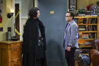 The Big Bang Theory – Als Stuart (Kevin Sussman, l.) zum gemeinsamen "Game of Thrones"-Abend erscheint, muss er feststellen, dass Leonard (Johnny Galecki, r.), Amy und Howard wegen eines Streits den Abend getrennt von Penny, Sheldon und Raj verbringen. Werden sie sich wieder vertragen ...