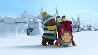 Snowsnaps' Winterspiele – Jonas versucht mit allen Mitteln, Kiki von ihrem Schluckauf zu befreien.