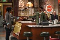 Superior Donuts – (v.l.n.r.) Kundin (Cesili Williams) Sofia (Diane Guerrero); Franco Wicks (Jermaine Fowler); Fawz (Maz Jobrani); Carl "Tush" Tushinksi (David Koechner)