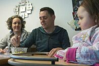 Reporter – Durch die Maschen des Sozialversicherungssystems gefallen. Christina und Hansruedi Schönholzer mit ihrer Tochter Mira.
