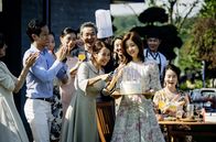 KinoFestival im Ersten: Parasite – Ki Jung (Park So-dam, 3. v. re.) ist sehr beliebt in der Familie Park (Lee Sun-kyun, Cho Yeo-jeong).