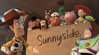 Toy Story 3 – "Toy Story 3", Vor diesem Tag haben sich Woody und seine Freunde immer gefürchtet. Ihr Besitzer Andy geht aufs College, wo kein Platz mehr für Cowboys, Space-Ranger oder Dinosaurier ist. Und so landet die bunt zusammengewürfelte Spielzeugbande im 'Sunnyside'-Kindergarten, wo Barbie sogar ihren Ken kennen lernt. Das vermeintliche Paradies entpuppt sich jedoch als Ort des Schreckens. Kuschelbär Lotso führt nächtens nämlich ein Schreckensregiment. Andys Spielzeugfreunde sind in größter Gefahr.