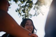Unhappy – Kimia Amir-Moazami (Mi.) lebt mit ihrer besten Freundin Raquel Dukpa (li.) zusammen.