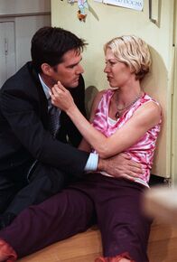 Dharma & Greg – Dharma (Jenna Elfman, r.) muss einsehen, dass Greg (Thomas Gibson) recht hat: Sie braucht Hilfe.