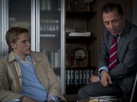 Schloss Einstein – Herr Berger (Robert Schupp, re.) zeigt Phillip (Jacob Gunkel, li.) das Video, welches seinen Diebstahl zeigt.