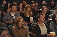 How I Met Your Mother – Ted (Josh Radnor, M.l.) glaubt, dass die Partnerwahr schwieriger wird, wenn man die 30 überschritten hat. Jeder hat da schon etwas Negatives erlebt und trägt einen Ballast mit sich herum. Darum versucht er herauszufinden, welche Art Ballast Royce (Judy Greer, M.r.) zu schaffen macht ...