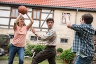 Der Ranger - Paradies Heimat – Eva-Maria Grein von Friedl (Rike Waldek), Philipp Danne (Jonas Waldek), Valentin Wessely (Lukas Waldek).