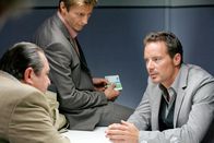 Die Rosenheim-Cops – Florian Prantl (Andreas Giebel, l.) und Sven Hansen (Igor Jeftic, m.) ahnen nicht, dass Peter Jordan (John Friedmann, r.) ein gefährliches Spiel treibt.