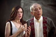 Charmed - Zauberhafte Hexen – Paige (Rose McGowan, l.) und der Zen-Meister (James Hong, r.) sind im Land Limbo gefangen ...