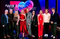 Wir sind Song Contest – v. l. n. r.: Michael Mittermaier, Johnny Logan, Beatrice Egli, Barbara Schöneberger, John und Jenny Jürgens, Melissa Naschenweng, Thorsteinn Einarsson, Tim Bendzko.