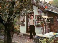 Meister Eder und sein Pumuckl – Der Pumuckl übernachtet mit Meister Eder in einem Gartenhäuschen, in dem es angeblich spukt.