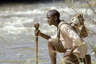 Der weiße Löwe – Der Fährtsensucher Gisani (Thabo Malema) folgt seinem vierbeinigen Freund durch die afrikanische Wildnis.