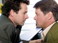 In aller Freundschaft – MDR Fernsehen IN ALLER FREUNDSCHAFT FOLGE 289, "Mann gegen Mann" Uhr. Zwischen Rainer Schmidt (Christian Schmidt, li.) und Gero Martens (Jens Knospe, re.) kommt es zum Streit.