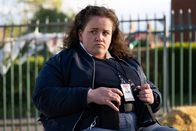 The Outlaws – Aufseherin Diane Pemberley (Jessica Gunning) nimmt ihre Pflicht sehr ernst. Sie sorgt dafür, dass die Gruppe ihren Beitrag für die Gemeinde leistet. Auch wenn das heißt, mal etwas härter durchzugreifen.
