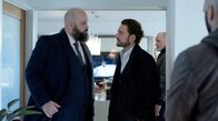 Prisoner – Auf der Flucht – Dempsey (Laurie Davidson) mit Miles Zahidi (Youssef Kerkour, li.), der rechten Hand seines Vaters.