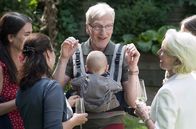 Opa wird Papa – Die Familie staunt: „Opa“ Anton (Ernst Stötzner) wird Papa.