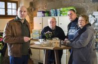 Wolfsland – Butsch (Götz Schubert) plaudert mit den Einheimischen. Im Foto (v.l.n.r.): Burkhard "Butsch" Schulz (Götz Schubert), Dörfler Herr Tschirsky (Ulrich Milde), Dörfler Herr Kuhn (Thomas Dehler), Dörflerin Frau Koll (Kerstin Römer)