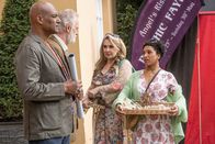 Inspector Barnaby – Zwischen dem Medium und Regressionstherapeuten Gerard King (Colin Salmon, l.) und seinen Konkurrentinnen Sally Ann Barker (Tracy-Ann Oberman, M.) und Rachel Finn (Sarah Paul, r.) herrscht eine gewisse Abneigung.