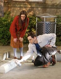 The Big Bang Theory – Ein Parkplatz lässt Sheldon (Jim Parsons, r.) und Howard sowie Amy (Mayim Bialik, l.) und Bernadette aneinandergeraten ...
