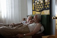 Dead End – Dr. Diestelfink (Corinna Kirchhoff) und Peter (Michael Gwisdek) sprechen über Peters Tochter, die extra aus Amerika zu seinem Geburtstag gekommen ist