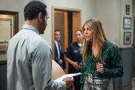 High Potential – Diskussionen auf dem Flur: Daniel Sunjata als Adam Karadec, Kaitlin Olson als Morgan Gillory
