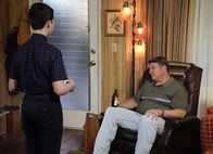 Young Sheldon – Sheldon Cooper (Iain Armitage, l.); George Cooper sen. (Lance Barber, r.)