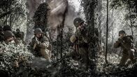 Hitlers letzter Widerstand – REENACTMENT- Der amerikanische Hauptmann Robert Moore und die C-Kompanie geraten im Hurtgen-Wald in einen Hinterhalt der Deutschen. Gespielt von: Juan Jose Cadotte (von links nach rechts), William Grossman, Dylan Araki und Zac Parlette. (Holdout II Productions Inc./Liam Herring)