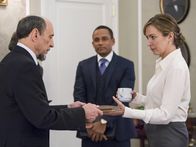 Homeland – Dar Adal (F. Murray Abraham, l.) und Saul arbeiten wieder gemeinsam für die CID, während Amerika eine neue Präsidentin, Elizabeth Keane (Elizabeth Marvel, r.), hat ...