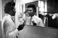 Little Richard: I am everything – Little Richard – am 5. Dezember 1932 in Macon, Georgia, geboren – zeigte schon früh Interesse an Musik und begann in örtlichen Gospelchören zu singen.