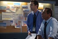 Mayday - Alarm im Cockpit – Etobicoke, Ontario, Kanada - Die NTSB-Ermittler (gespielt von Eric Craig, links) und Bill English (gespielt von Michael Gordin Shore, rechts) analysieren die Landemuster anhand eines Miniaturmodells des Continental Airlines Fluges 1404.