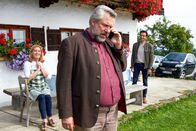 Die Rosenheim-Cops – Kommissar Stadler (Dieter Fischer, M.) kann nicht glauben, dass seine Frau Hilde nicht nur seinen Urlaub, sondern auch seine Vertretung, Kommissar Kilian Kaya (Baran Hêvî, r.) aus Passau, organisiert hat. Offenbar freuen sich Marie (Karin Thaler, l.) und Kilian Kaya mehr für die Stadlers als der Kommissar selbst.