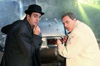 Pastewka – Letzte Einstellung vor Drehschluss am fiktiven Set von "Triple Wixx": Bastian (Bastian Pastewka, l.) in seiner Rolle als Inspector "Very Long" und Oliver Kalkofe (Oliver Kalkofe, r.) als Chief Inspector "Even Longer" ...