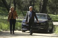 Navy CIS – Zusammen mit der Polizistin May Dawson (Elisabeth Röhm, l.) setzt Gibbs (Mark Harmon, r.) alles daran, einer Verbrecherserie im Park auf die Schliche zu kommen ...