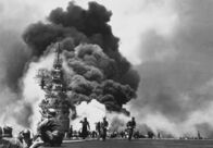 Der Zweite Weltkrieg – Seit Ende 1944 stürzen sich japanische Piloten bei Kamikaze-Angriffen auf US-amerikanische Kriegsschiffe in den Tod.