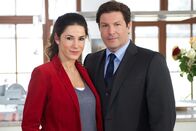 Ein Fall von Liebe – Der ambitionierte Rechtsanwalt Florian (Francis Fulton-Smith) und seine Lebenspartnerin Sarah Pohl (Mariella Ahrens) lösen gemeinsam einen Fall von Liebe.