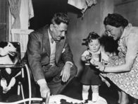 Ich heiße Nikie – Der kleine Niki (Claus Hollmann) bringt viel Freude in das Leben des knorrigen Regierungsrates Hieronymus Spitz (Paul Hörbiger) und seiner Haushälterin Jette (Erika von Thellmann).