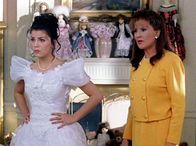 Gilmore Girls – Die Beziehung zwischen Emily (Kelly Bishop, r.) und Lorelai (Chelsea Brummet, l.) nahm durch die Schwangerschaft ihrer Tochter Schaden, der auch bis heute nicht ganz repariert ist ...