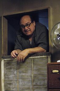 It's Always Sunny in Philadelphia – Um das geheime Versteck des Testaments ausfindig zu machen, kriecht Frank (Danny Devito) sogar in die Lüftungsschächte ...