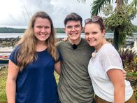 Verrückt nach Meer – Die Praktikanten Steffi Gehrlein, Tom Vajs und Laura Rotter machen auf Tonga einen Ausflug.