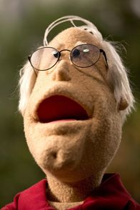 Community – Auch Pierce Hawthorne (Chevy Chase) soll an der Puppentherapie der Lerngruppe teilnehmen und beginnt zu Reden ...