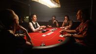 SOKO Stuttgart – Gelbe Brille und Pokerface: Verzockt sich Schrotti (Michael Gaedt, r.) in der illegalen Pokerrunde mit Clara Schneider (Caroline Redl, l.), Daria Bogdan (Erika Marozsán, 2. v. l.), Emil Mari? (Farouk El-Khalili, M.) und Gregor Sarkisian (Philipp Christopher, 2. v. r.)?