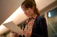 Alice oder Die Bescheidenheit – Die junge Philosophin Alice Heimann (Anaïs Demoustier) tritt eine neue Stelle im Rathaus von Lyon an: Sie soll dem Bürgermeister neue Denkanstöße geben.