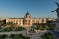 matinee: Magie der Museen – Herrschaftlich überblickt der Prachtbau den Maria-Theresien-Platz an der berühmten Ringstraße. Das Kunsthistorische Museum Wien gehört nicht umsonst gemeinsam mit dem ihm gegenüberliegenden Naturhistorischen Museum zum Weltkulturerbe.