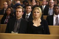 Scrubs - Die Anfänger – Trauern um Schwester Laverne: Elliott (Sarah Chalke, r.) und Keith (Travis Schuldt, l.) ...