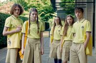 Club Zero – v.l.) sondert sich unter dem Einfluss ihrer neuen Lehrerin von den anderen Mitschülern ab.