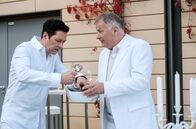In aller Freundschaft – Dr. Roland Heilmann (Thomas Rühmann, re.) ist schon etwas amüsiert darüber, wie angespannt Dr. Philipp Brentano (Thomas Koch, li.) ist. Er hat den größten Teil des Dankeschön-Tages für das Pflegepersonal organisiert. Dr. Heilmann ahnt nicht, dass diese Aufgabe Philipp schlaflose Nächte bereitet hat.