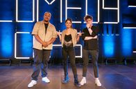 Comedy Clash – Der Emdener Assane, li. verrät, was er bei der letzten Familienfeier Schockierendes erfahren hat. Der Hamburger Hinnerk Köhn, re. kontert mit Verschwörungstheorien und die Kölnerin Negah Amiri, Mitte versucht das Publikum mit ihrer Liebe zu deutschen Männern zu überzeugen.