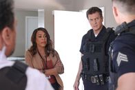 The Rookie – Obwohl Simone Clark (Niecy Nash, 2.v.l.) als FBI Rekrutin eben noch die Schulbank drückte, findet sie sich mit Nolan (Nathan Fillion, 2.v.r.) und dem Rest der FBI Division in einem tödlichen Ernstfall wieder.