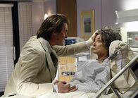 Desperate Housewives – Orson (Kyle MacLachlan, l.) besucht seine Mutter Gloria (Dixie Carter, r.), die einen Schlaganfall hatte, im Krankenhaus